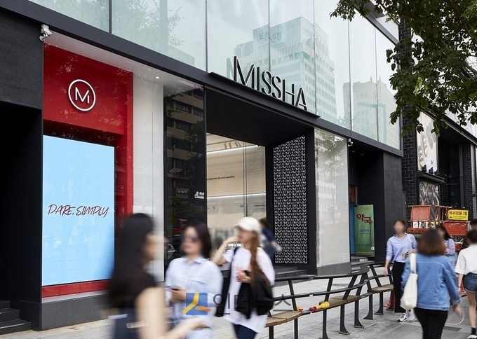 화장품 브랜드 미샤가 브랜드 론칭 이후 첫 번째 플래그십 스토어 ‘갤러리 M’을 서울 강남역 인근에 열었다. 