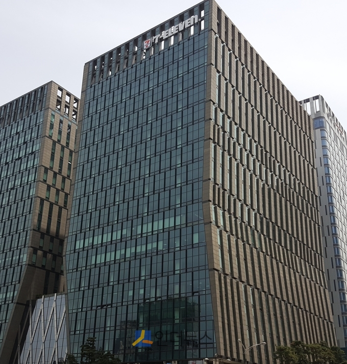 편의점 세븐일레븐(대표 정승인)은 오는 29일 서울 중구 수표동에 위치한 시그니처타워로 본사를 옮긴다. 