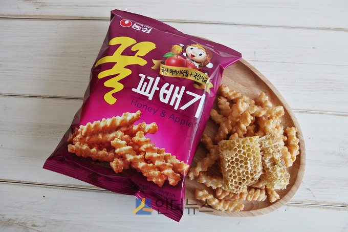 28일 농심에 따르면 국내산 천연 아카시아꿀만 고집하는 꿀꽈배기는<br>
지금까지 사용한 꿀의 양이 8000톤에 달한다. 