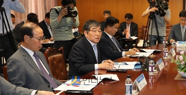 윤석헌 금융감독원장이 6개 금융협회장과 취임 첫 간담회를 진행하고, 금융회사 불완전판매 근절방안, 채용비리 관행 개선 등 소비자중심경영문화를 위한 대책을 논의했다.(이미지 출처 :금융감독원)