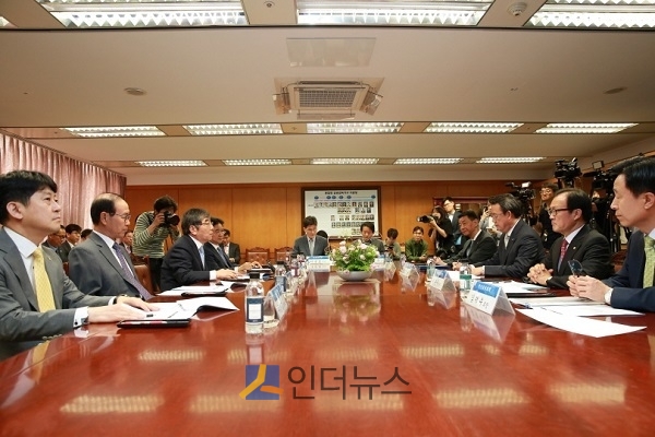 지난 4일, 윤석헌 금감원장과 6개 금융협회장들이 금감원 본원에서 간담회를 진행했다.(출처: 금감원)