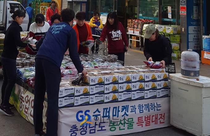 22일 GS리테일에 따르면 충청남도 농협과 손잡고 충남 특산물 브랜드 ‘오감’ 산지 직송전(이하 오감 직송전)을 오는 26일까지 진행한다.