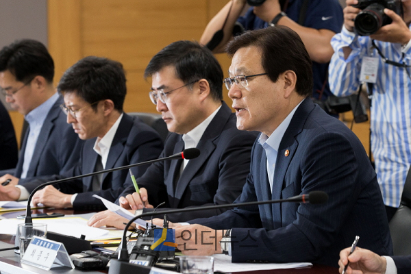최종구 금융위원장이 25일 오전, 서울정부청사에서 열린 가계부채관리 점검회의에 참석해 발언하고 있다.