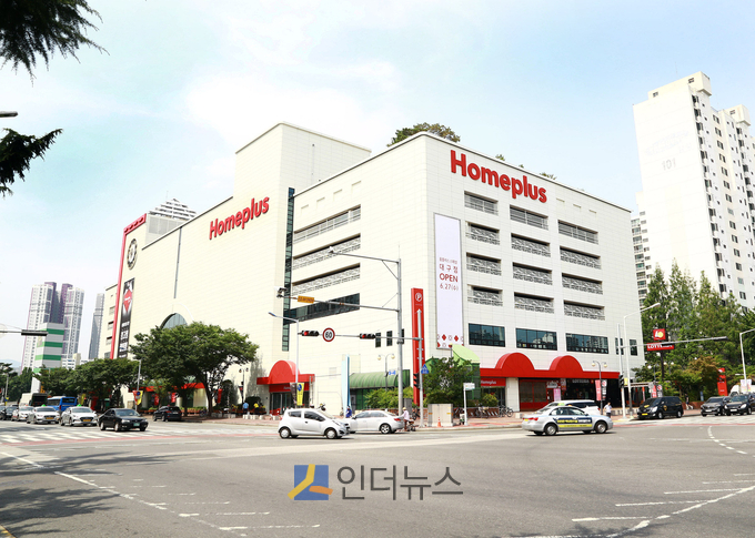 26일 홈플러스(사장 임일순)에 따르면 오는 27일 대구광역시 칠성동에 위치한 대구점이 ‘홈플러스 스페셜’로 재오픈한다.
