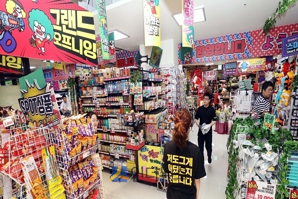 한국 기념품 코너를 마련해 김, 과자, 홍삼 등과 K뷰티, 밥솥, 아이돌 기념품 등도 한데 모아 판매한다. 매장 내 고객센터와 키오스크를 통해서 TAX REFUND(세금환급)도 받을 수 있도록 했다. 
