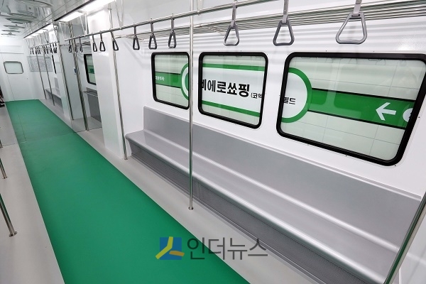 지하 2층 매장 한켠엔 '흡연실'이 있다. 지하철 콘셉트로 친근감을 더한 흡연자만을 위한 공간이다.