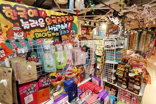 27일 이마트는 스타필드 코엑스몰에서 만물상 잡화 전문점 '삐에로 쑈핑' 프리 오픈 행사를 진행했다.