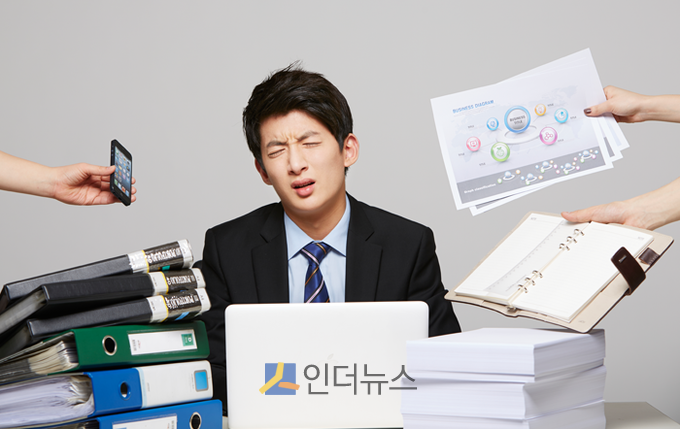 주52시간 근로시간단축제도가 2일부터 시행됐다. 은행권에서는 내년부터 본격적으로 시행이 되는데, 영업직원과 본점직원 간 업무특이 달라 보완이 필요한 상황이다. (이미지출처 :게티이미지뱅크)