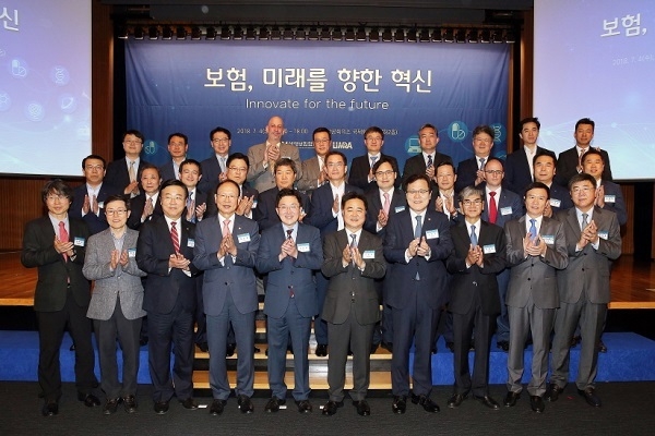 4일 오후 대한상공회의소 국제회의장에서 ‘보험, 미래를 향한 혁신’ 세미나가 열렸다. 최종구 금융위원장(오른쪽에서 4번째), 신용길 생보협회장(오른쪽에서 5번째)를 비롯한 생보업계 관계자들이 기념촬영을 하고 있다.