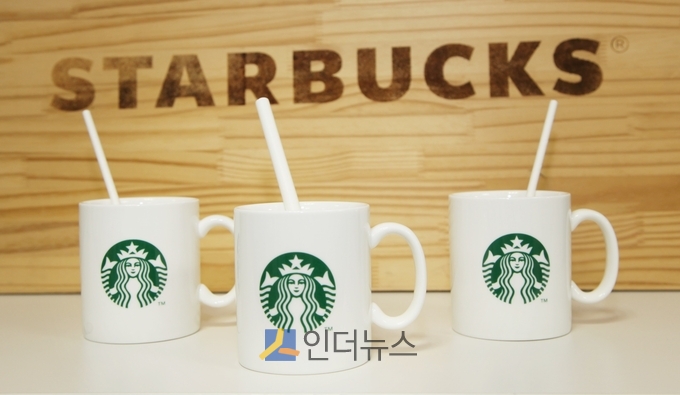 스타벅스커피 코리아는 일회용컵(플라스틱컵) 대신 머그컵 혹은 텀블러 사용을 권하고 있다.