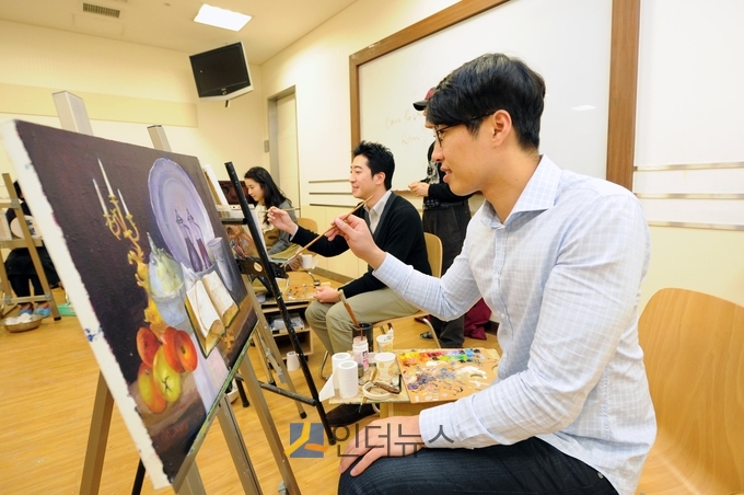 11일 신세계에 따르면 오는 13일부터 29일까지 직장인 취향 저격하는 강좌를 보강한 문화센터와 피트니스 브랜드를 한데 모은 대형행사를 앞세워 '워라밸 페어'를 진행한다.