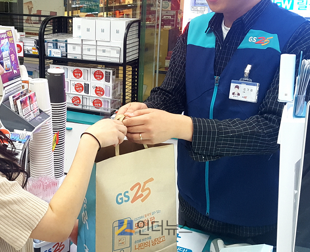 18일 주요 포털 사이트의 편의점 온라인 카페에 따르면 현재 조건부로 적용되고 있는 야간 운영 자율화를 조건없이 자율화 해달라는 목소리가 높아지고 있다. 현재 점포와 본사와의 계약서에 24시간 점포 운영을 기본으로 한다는 내용이 담겨 있다. 