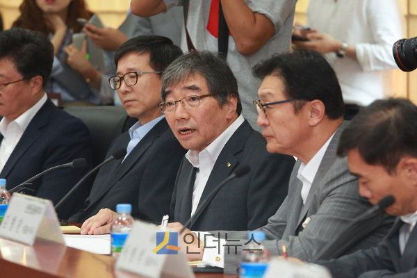 윤석헌 금감원장(가운데)이 지난 12일 증권사 CEO 간담회에 참석해 발언하고 있는 모습.