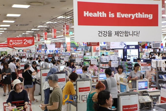 2일 롯데마트에 따르면 오는 31일까지 한 달 동안 밤 9시부터 11시까지 '야시장'을 테마로 프로모션을 진행한다. 