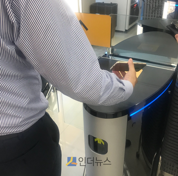 이마트 에브리데이 삼성동점의 스마트 게이트. 모바일(혹은 종이)영수증을 찍어야만 게이트가 열린다. 