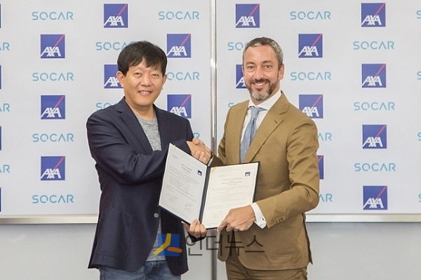 지난 23일 용산구 소재 악사손보 본사에서 진행된 MOU 체결식에서 질 프로마조 악사손보 대표이사와 이재웅 쏘카 대표이사가 기념 촬영을 하고 있다