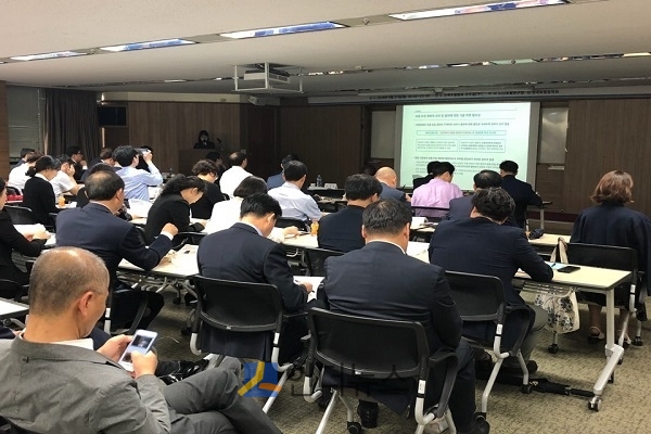 보험연구원(원장 한기정)과 한국보험법학회(회장 김선정)는 27일 오후 손해보험협회 연수실에서 ‘보험 모집 행위의 의미 및 범위에 대한 검토’를 주제로 공동 심포지엄을 개최했다.