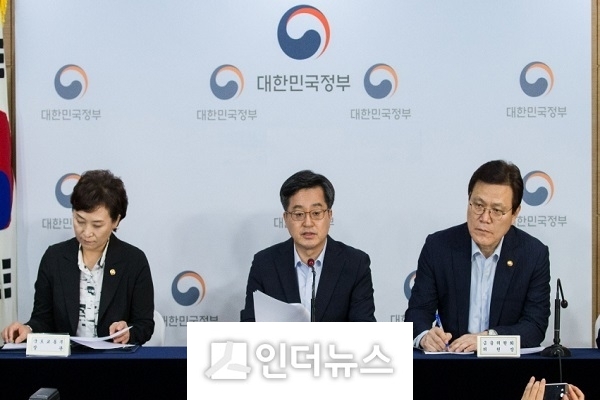 13일 정부서울청사에서 진행된 주택시장 안정대책 관계부처 합동 브리핑에서 김동연 부총리 겸 기재부 장관(가운데)이 주택시장 안정대책을 발표하고 있다.(왼쪽부터 김현미 국토부 장관, 김동연 부총리 겸 기재부 장관, 최종구 금융위원장)