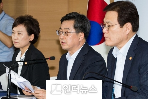 김동연 부총리 겸 기획재정부 장관(가운데)이 13일 정부서울청사에서 진행된 주택시장 안정대책 관계부처 합동 브리핑에 참석해 발언하는 모습.(왼쪽부터 김현미 국토부 장관, 김동연 부총리, 최종구 금융위원장)