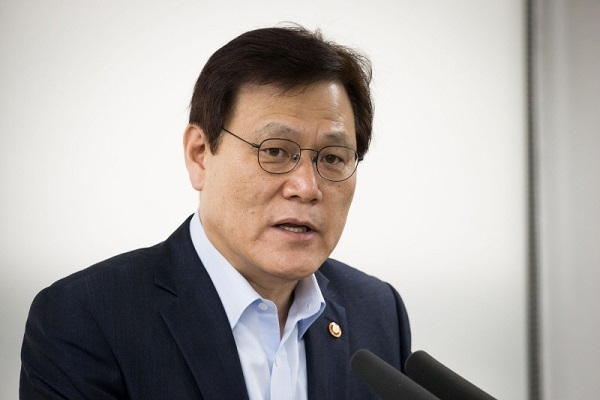 최종구 금융위원장이 21일 서울 종로구 정부서울청사 금융위 기자실에서 인터넷전문은행 특례법 관련 브리핑을 하고 있다.