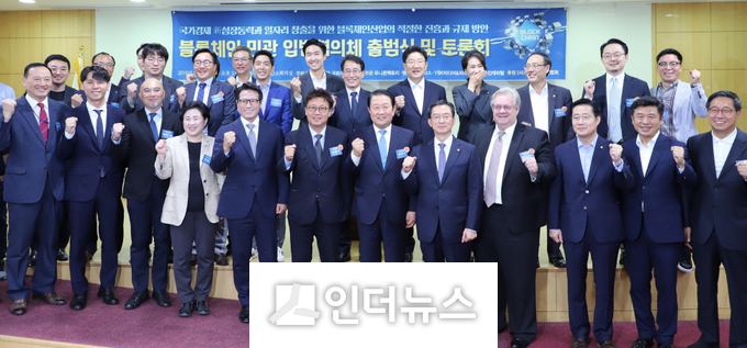 박주선(광주 동구·남구을) 국회의원은 지난 20일 오후 3시 국회의원회관 제2소회의실에서 ‘블록체인 민관 입법협의체’의 출범식 및 토론회를 진행했다.