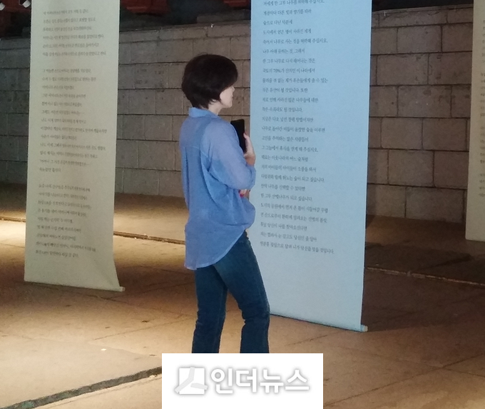 여러 작가와 함께 참여한 광교 갤러리 프로젝트에서 총괄을 담당했던 유희경 스토리 디자이너. 