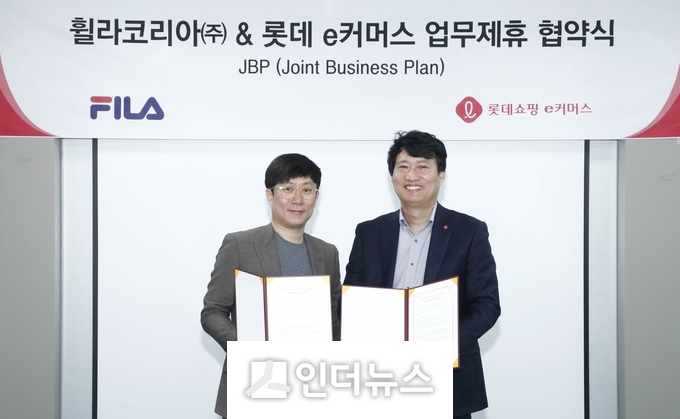 (롯데쇼핑 홍보실) 롯데쇼핑 e커머스-휠라 업무제휴 협약(JBP) 체결 (가로2) : 롯데쇼핑 e커머스 영업본부 전문사업부문장 김장규 상무(우)가 휠라코리아㈜ e-biz사업본부 이학우 본부장 (좌)와 업무제휴 협약(JBP)을 체결한 후 기념사진을 찍고 있다.