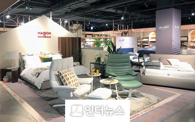 14일 신세계백화점에 따르면 오는 28일 주요 점포에서 가을 입주·이사철을 맞아 ‘집 꾸미기’라는 주제로 인테리어 관련 상품을 최대 60% 할인한다. 