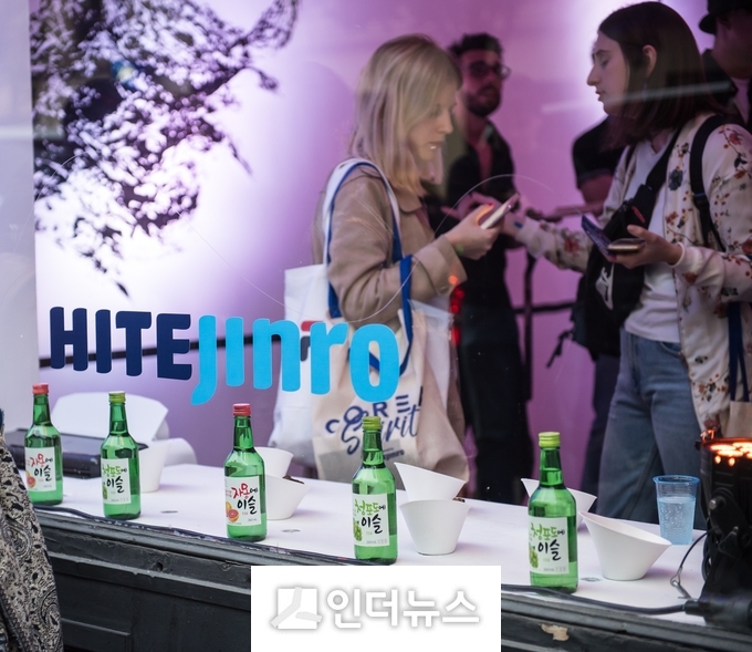 하이트진로(대표 김인규)는 프랑스 파리 마레지구에 지난 11일부터 13일까지 3일간 한국 주류문화체험 공간인 ‘코리아 스피릿(COREA SPIRIT)’을 열고 현지인들을 대상으로 브랜드 홍보에 나섰다.