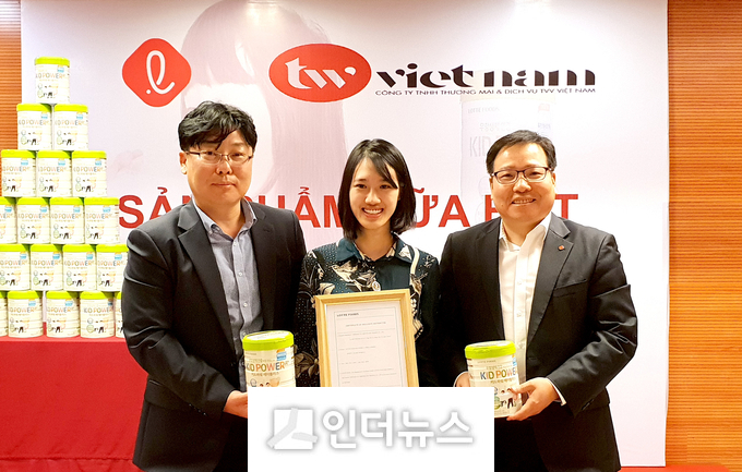 11일 베트남 하노이에서 키드파워 에이플러스 수출 계약을 체결한 모습. 좌측부터 김영관 베한무역 대표, 응오 쩐 카잉 번(Ngô Trần Khánh Vân) TVV社 대표, 김용기 롯데푸드 본부장.