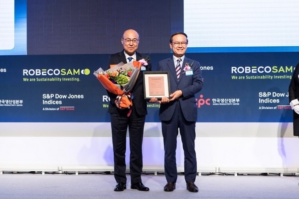 17일 서울 용산구 그랜드 하얏트 서울 호텔에서 열린 ‘2018 다우존스 지속가능경영지수 국제 컨퍼런스’에서 우영웅 신한금융지주 부사장(사진 왼쪽)이 노규성 한국생산성본부 회장으로부터 인증패를 수여받고 있다. 