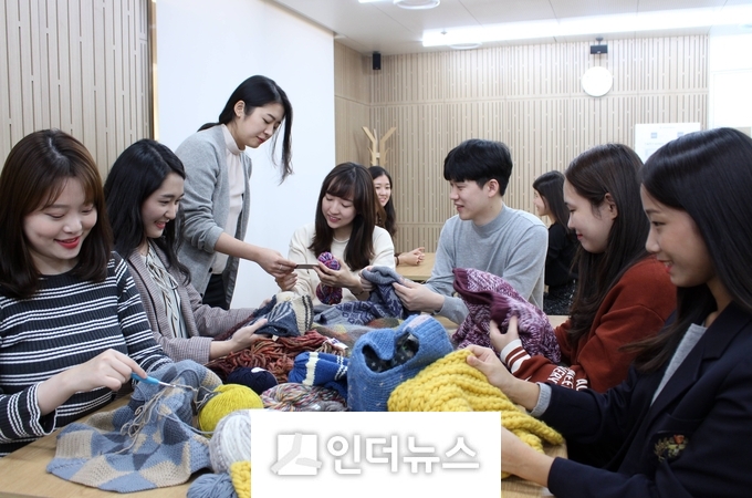 18일 롯데백화점에 따르면 오는 23일부터 겨울학기 문화센터 회원모집을 시작한다.