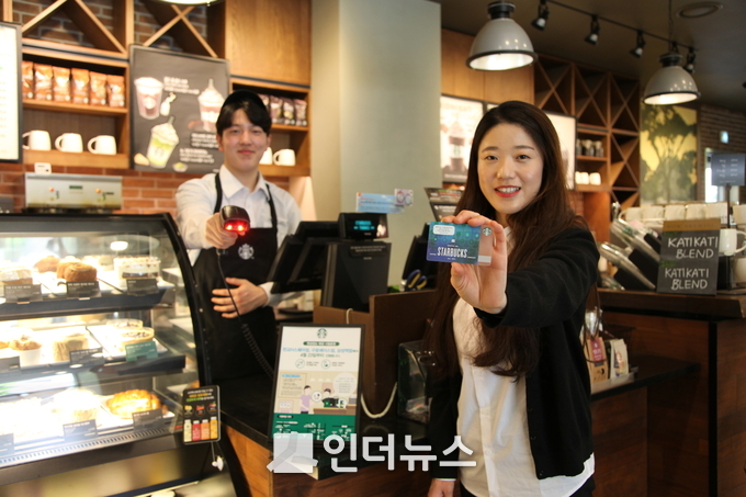 22일 ㈜스타벅스커피 코리아(대표이사 이석구)에 따르면 이날부터 현금 없는 매장 300곳을 추가 확대해, 총 403곳의 현금 없는 매장을 운영할 계획이다. 전체 매장의 30% 수준으로 확대되는 것이다. 