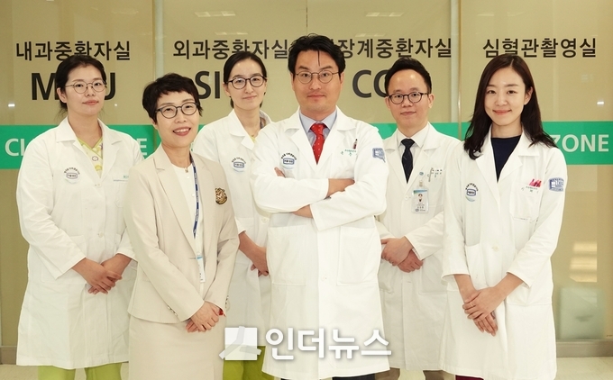 좌측부터 장은주 쏠트 전담간호사, 백은희 중환자간호팀장, 한미라 쏠트 전담간호사, 윤종서 소아청소년과 교수, 김경훈 소아청소년과 교수, 이혜진 소아청소년과 교수.