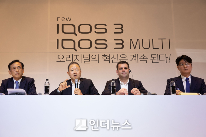 한국필립모리스는 아이코스3와 아이코스3멀티 출시 기념 기자간담회를 열었다. 사진 왼쪽부터 김병철 전무, 정일우 대표이사, 니콜라스 리켓 전무. 