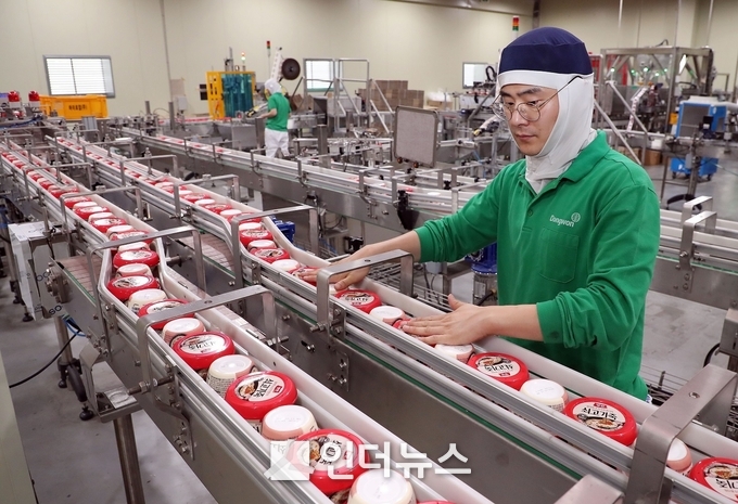 동원F&B 광주공장 신설 라인에서 양반죽 공정과정 모습.