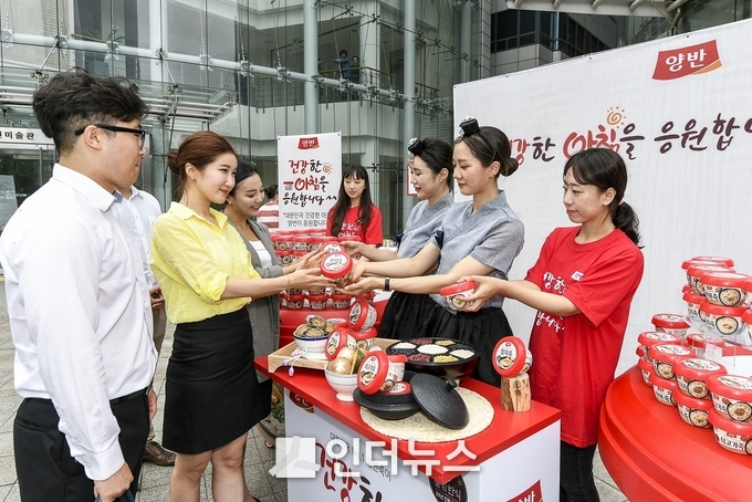 동원F&B, 양반죽 직장인 출근길 아침먹기 캠페인 현장 모습.