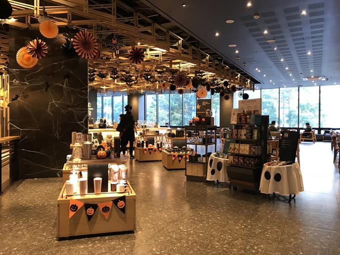 스타벅스 강남R점 핼러윈 콘셉트 Trick or Treat 매장 모습.