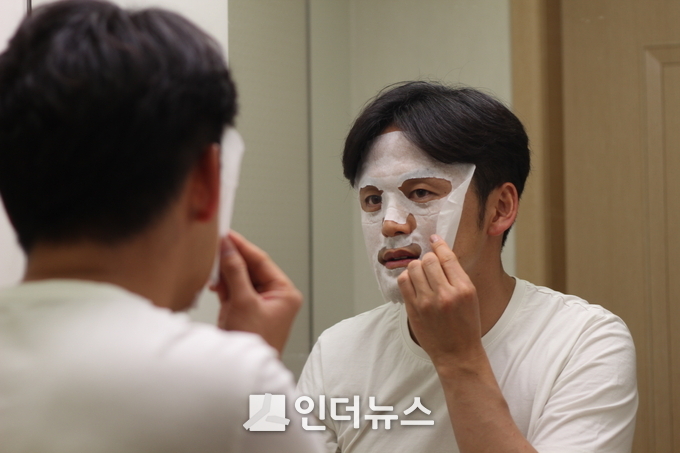 티몬(대표 이재후)에 따르면 최근 3개월(7월 27일~10월 26일)간 연령별 남성 뷰티 매출을 분석한 결과, 40~50대 남성들의 뷰티 제품 구입이 많아지고 있다.