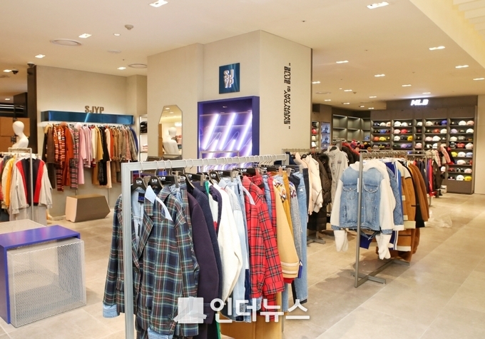 현대백화점면세점 무역센터점은 ‘럭셔리, 뷰티&패션, 한류’를 3대 콘셉트로 한 ‘럭셔리 라이프스타일 스토어’로 꾸며진다.