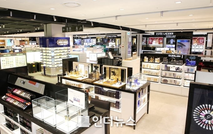 현대백화점면세점에 따르면 오는 11월 1일 서울 강남 삼성동 코엑스내 핵심 유통시설인 현대백화점 무역센터점 8~10층에 ‘현대백화점면세점 무역센터점’을 오픈한다.