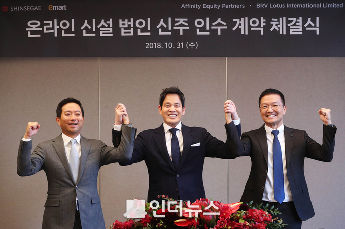 31일 오후 서울 반포 소재 JW메리어트호텔에서 열린 신세계그룹의 온라인 신설 법인 신주 인수 계약 체결 발표식에서 정용진 신세계그룹 부회장(가운데)과 이철주 어피니티 부회장(왼쪽), 윤관 BRV 대표(오른쪽)이 기념촬영에 임하고 있다.