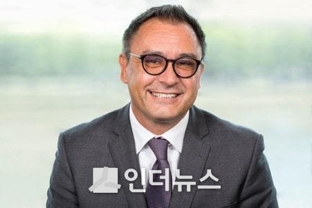 브리티쉬 아메리칸 토바코 신임 사장 잭 보울스 (Jack Bowles)