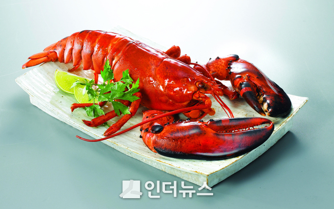 8일 이마트에 따르면 개점 25주년을 맞아 이날부터 일주일 동안 ‘자숙 랍스터(325g 내외/캐나다산)’를 역대 최저가인 6980원에 판매한다.