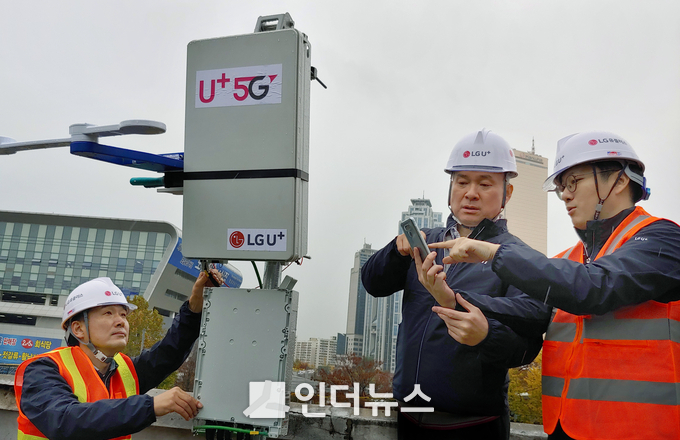 하현회 LG유플러스 부회장이 5G 서비스 시공 품질을 확인하는 모습 (이미지 출처: LG유플러스).