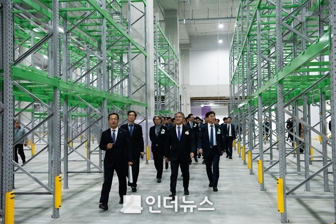 홍석조 BGF그룹 회장이 진천 중앙물류센터를 둘러보고 있다. 