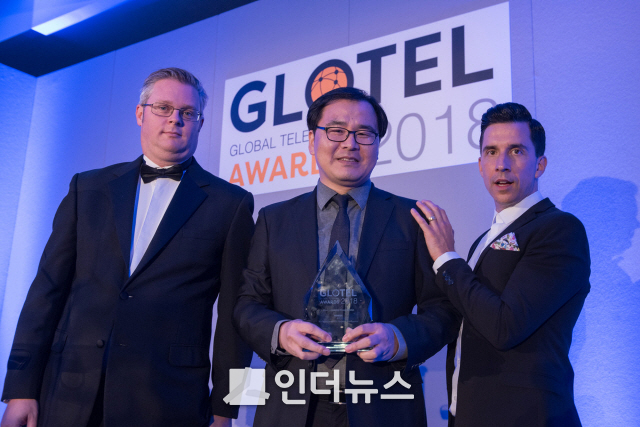 KT Cloud플랫폼담당 정기영 팀장(가운데)이 시상을 맡은 글로벌 텔레콤스 어워드 2018 진행자 스콧 비체노(왼쪽 첫번째), 행사의 사회를 맡은 미국 코미디언 러셀케인(오른쪽 첫번째)과 기념 촬영을 하고 있다.
