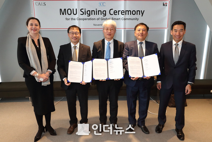 KT가 8일 호주 퀸즐랜드주에 ‘스마트 커뮤니티’를 구축하기 위한 업무협약을 체결했다. (사진제공 : KT)