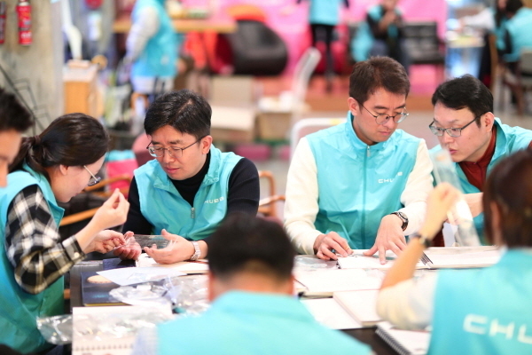 처브그룹은 지난 7~8일, ‘지역봉사의 날’을 맞아 시각장애아동 교육지원을 위한 봉사활동을 진행하고, 총 2000만원을 하트하트재단에 기부했다고 13일 밝혔다.