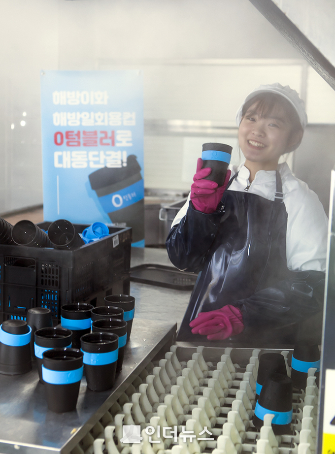 이화여대 봉사단원이 ‘0텀블러’를 세척하고 있는 모습.<br>
(사진제공 : SK텔레콤)